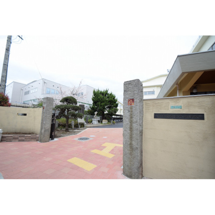 周辺 第八小学校(約150m)