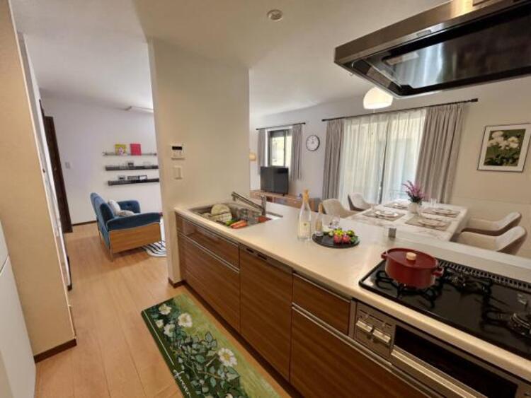 キッチン 料理の幅を拡げてくれる三口コンロの使いやすいシステムキッチンを採用。ワイドなカウンターで、将来お子様と一緒にお料理をするときも重宝します。※設置してある家具等はCG画像となります。