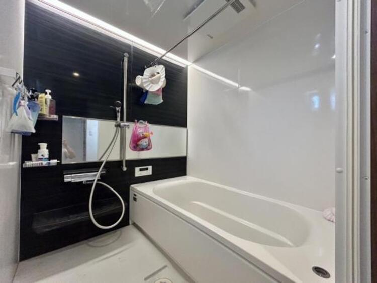 風呂 一日の疲れを癒し、快適に過ごして頂くためにゆったりサイズのバスタブを用意しました。浴室乾燥機付きで雨の日の洗濯も可能です。