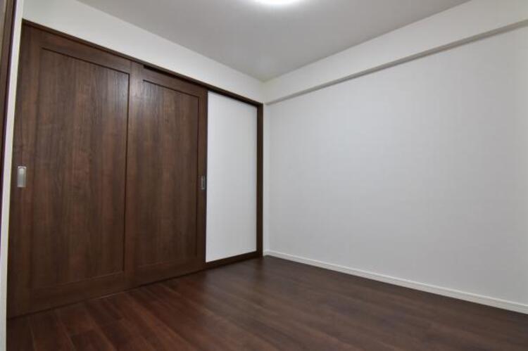 内装 LDK横のお部屋は小さなお子様の遊びスペースとしても老後の生活にも重宝します。