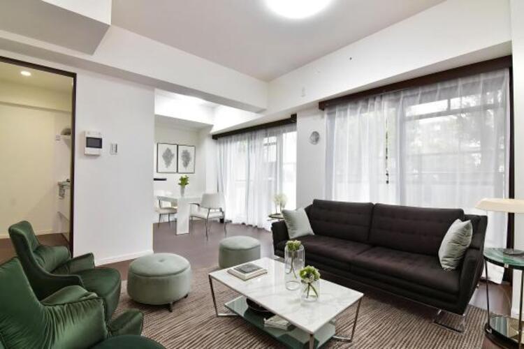 居間 リビング（配置してある家具はCGによるイメージです）光と風があふれる開放的なリビングダイニングには自然と家族みんなが集まってきます。