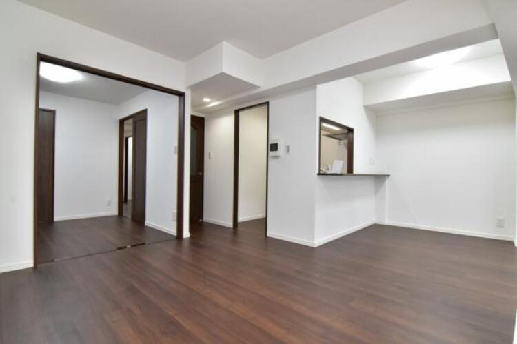 居間 ここにはみんなが集い、食事と楽しい会話が始まる。そんな束の間の幸せを感じさせてくれる場所です。