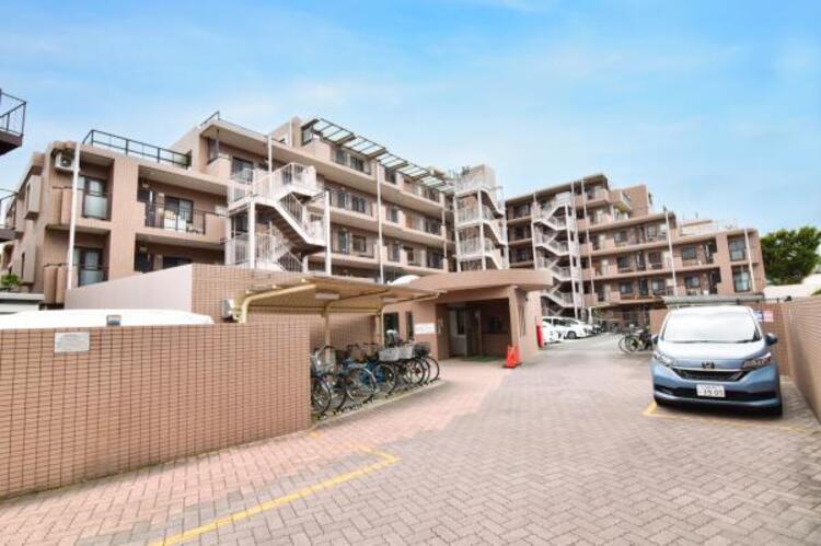 外観 凛とした落ち着いた佇まいの邸宅。お友達などが遊びに来た時も自慢したくなる外観デザインです。