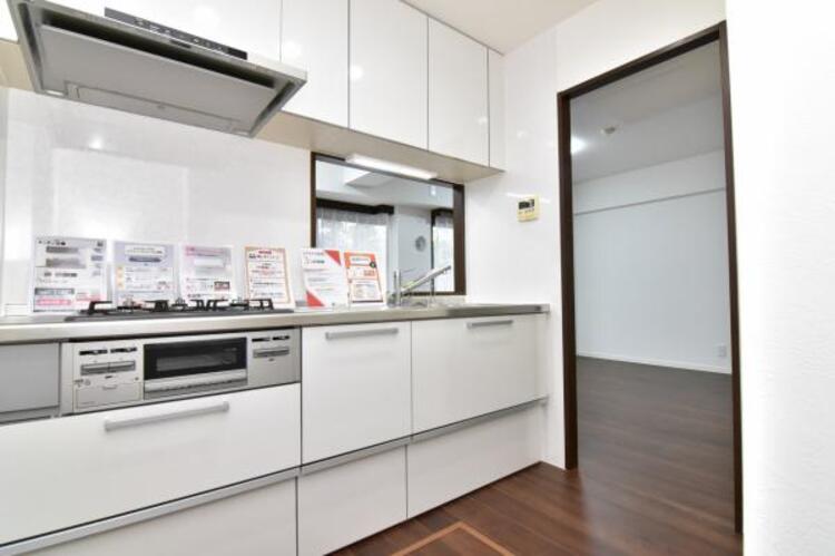 キッチン リビング全体が見渡せる対面式システムキッチン。床下収納もあります。