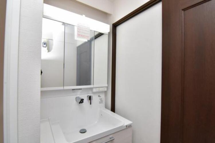 洗面 三面鏡の裏は機能的な収納を配置。コンセントも付いているため電動シェーバーや、電動歯ブラシも収納できます。