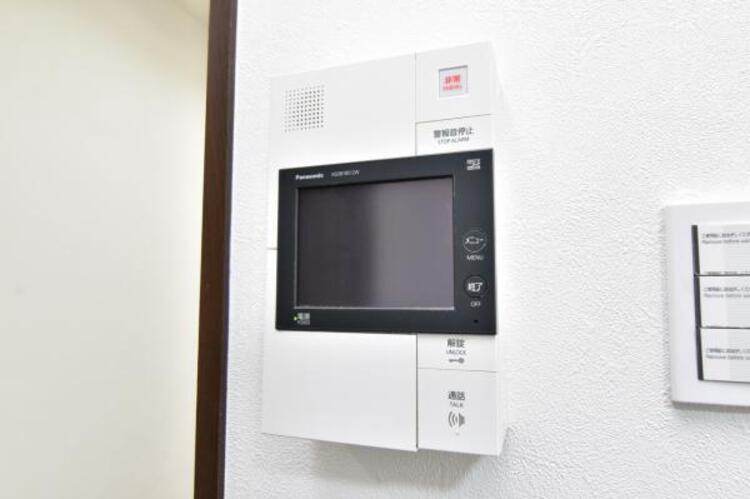設備 TVモニター付インターホン　来訪者を鮮明な画像で確認できるTVモニター付インターホン。夜間や天候の悪い日もしっかりとチェック。特に奥様やお子様だけでの在宅が多いご家族は必需品です。録画機能付きなら後からも確認できます。