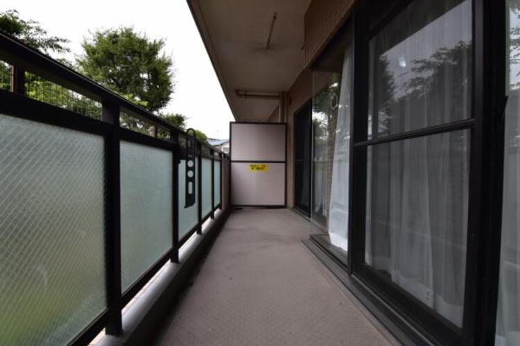 バルコニー 陽の光に照らされるバルコニーを、爽やかな涼風が吹き抜けていきます。