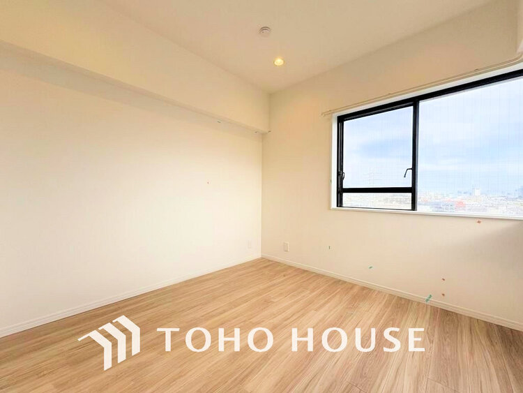 内装 採光もある洋室は、くつろぎのひと時を過ごすのにぴったり