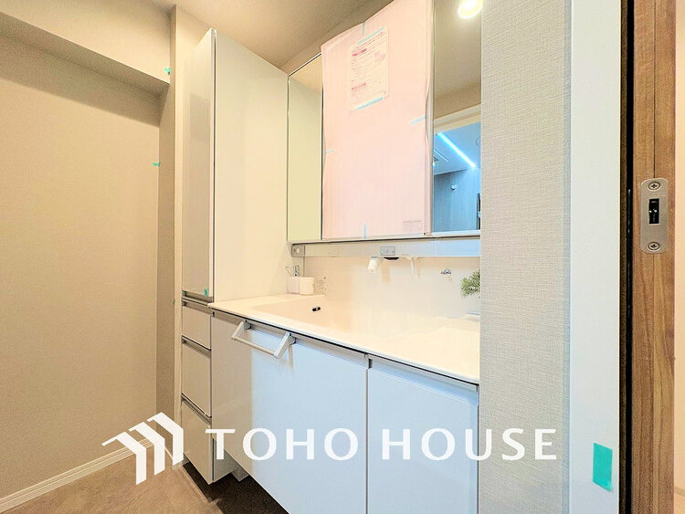 洗面 白を基調とした清潔感のある洗面室で朝の身支度を