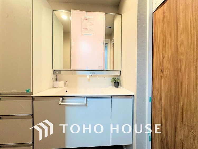 洗面 落ち着きのある色合いでまとめられた洗面室