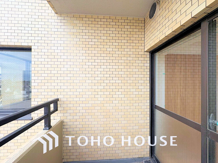 バルコニー 日当たりの良いバルコニーで晴れの日の洗濯物も楽しみになりますね