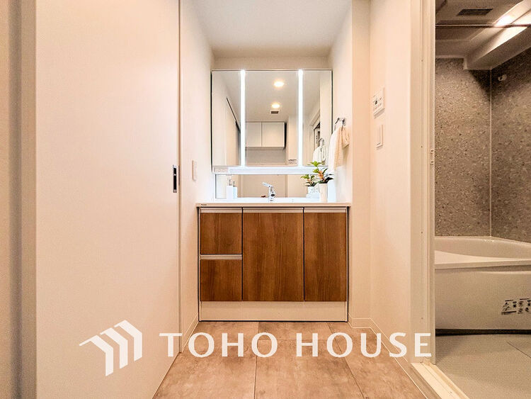 洗面 落ち着きのある色合いでまとめられた洗面室