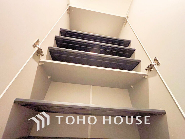 玄関 天井まである玄関収納はご家族分の履物も余裕で収納可能