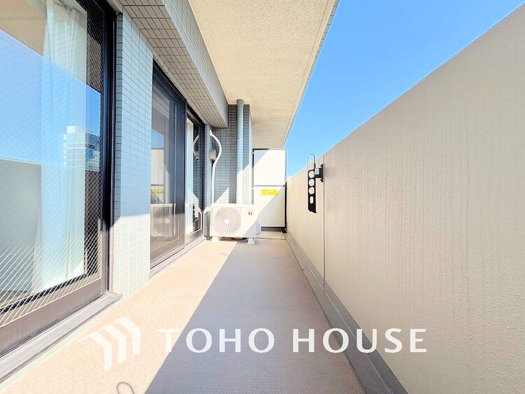 バルコニー 日当たりの良いバルコニーで晴れの日の洗濯物も楽しみになりますね