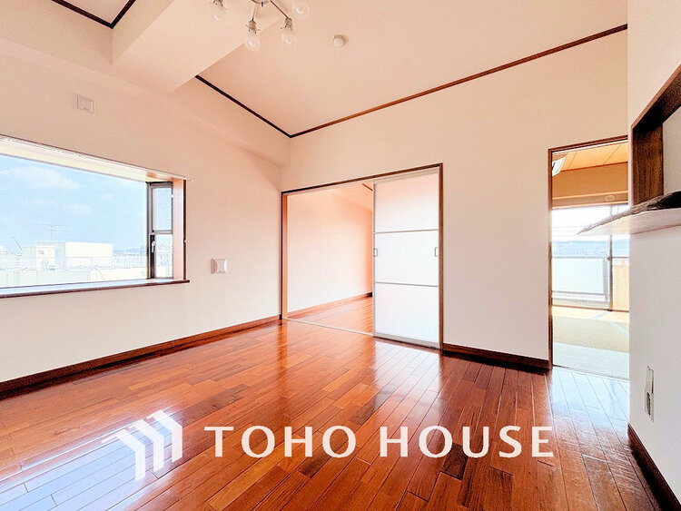 内装 家族みんなが爽やかに過ごせるように、光をたっぷり取り込んだLDK