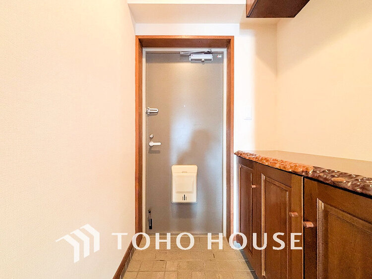 玄関 落ち着いた雰囲気の玄関、家族の帰りを暖かく迎えてくれます