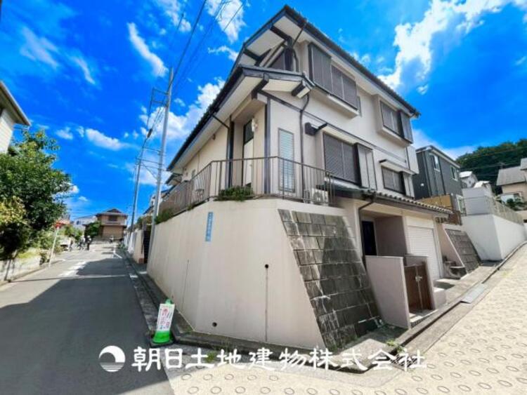 外観 【外観写真】表現された空間はたくさんの光を浴び、風を感じ、暮らしの時間を豊かにしてくれます。デザインされた空間と競い合うかのような充実した建物と共に大切な家族の思い出を刻んでいきます。