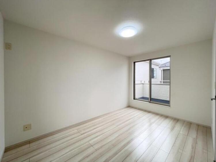 内装 バルコニーに面しており、陽光の差しこむ開放感のある洋室です 