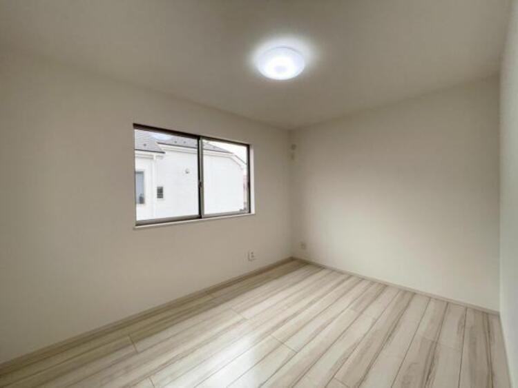 内装 子供部屋にぴったりな洋室。明るい空間で成長を見守ります 