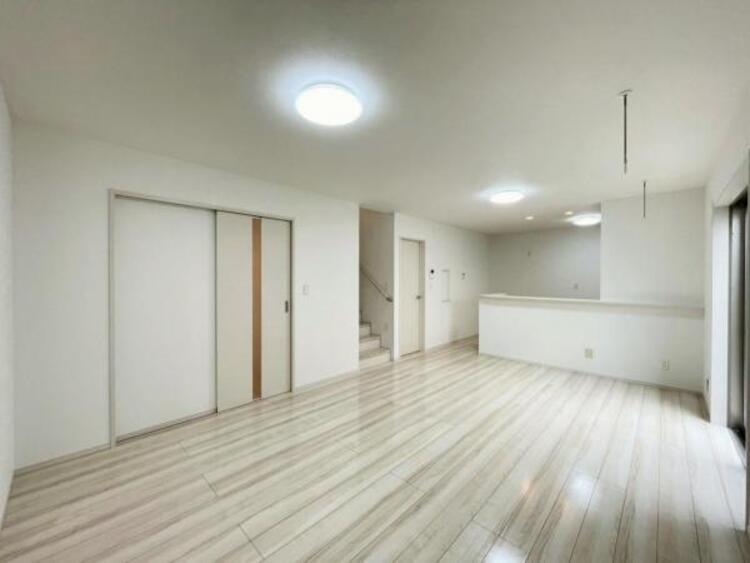 居間 白を基調とした明るいお部屋がご家族の暮らしを包み込みます