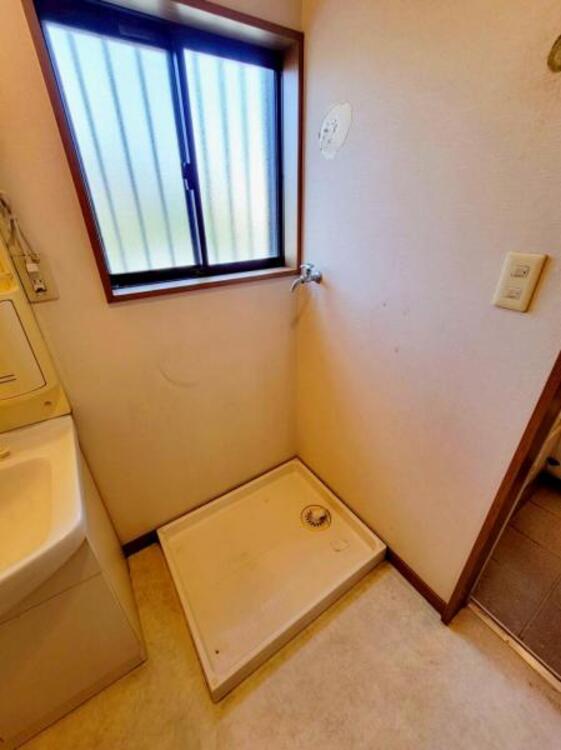 洗面 もしもの水漏れや洗濯機の振動から床を守ってくれる洗濯機パン付き