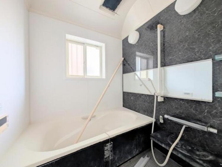 その他 ●〇ユニットバスはゆったりとくつろげる1坪タイプ。足までしっかりと伸ばせる浴槽は心身ともにしっかりと疲れを癒してくれます。お子様と一緒の入浴でも充分な広さです。バスルームは疲れを癒すくつろぎの場所〇●