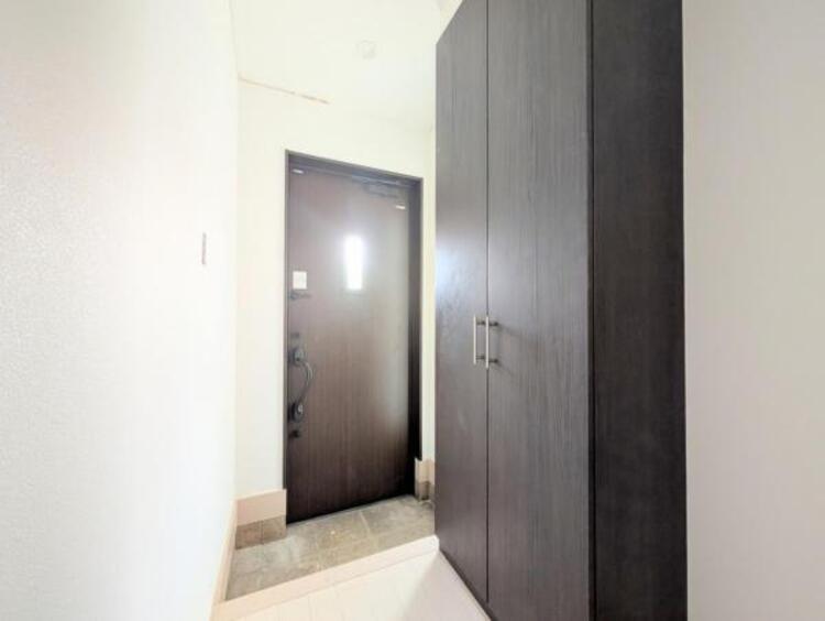 その他 ●〇住まいの第一印象を決める玄関スペース。収納力が高い下足入れを設置しており、高級感と清潔感を演出しました。小窓からの採光で明るい設計です。気持ちの良い気分でお出かけする事ができ、帰宅時も良い気分〇●