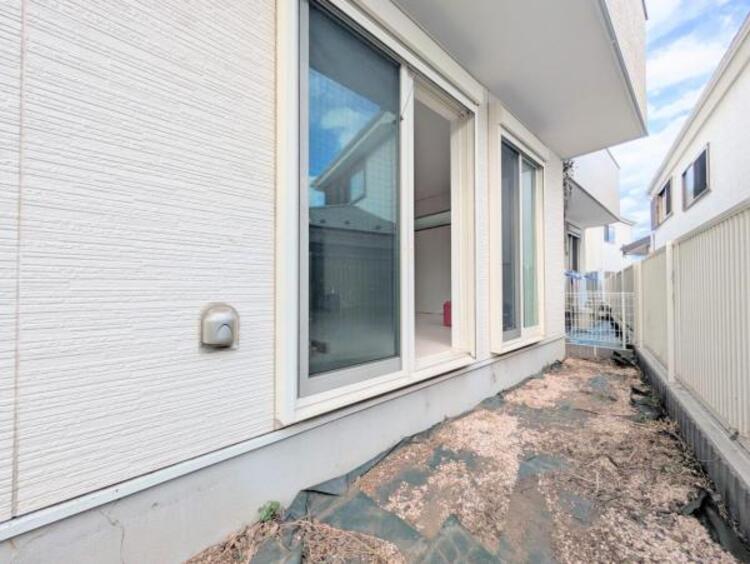 その他 ●〇四季の移り変わりを感じられる贅沢な空間。緑の潤いを感じられる環境でホッと生活できそうです。お好みの木々やお花を植えられるスペースもありますので、ちょっとしたガーデニングも。家族だけの豊かな空間〇●