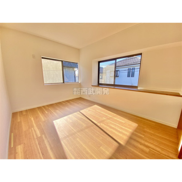 内装 洋室は日当り・通風ともに良好です。明るい部屋はそれだけで気分が晴れやかになりますね。