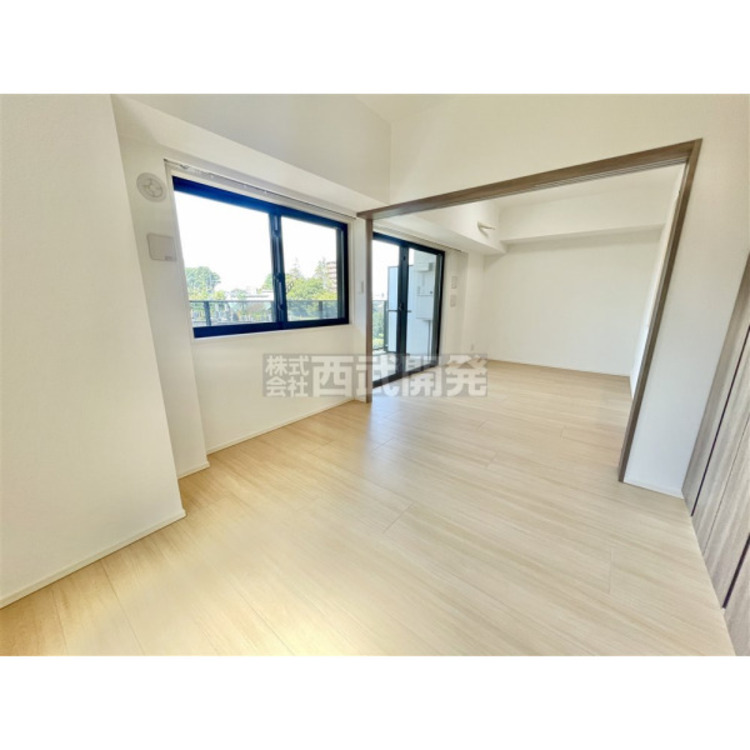 内装 LDKへと続いている洋室。