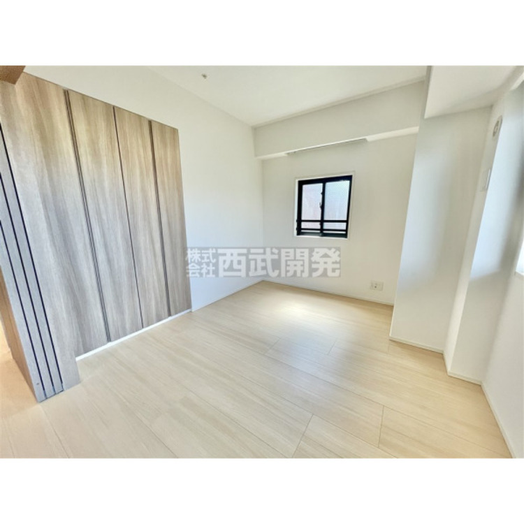 内装 部屋にはクローゼットがございます。収納が多いお家はすっきりして快適空間です。