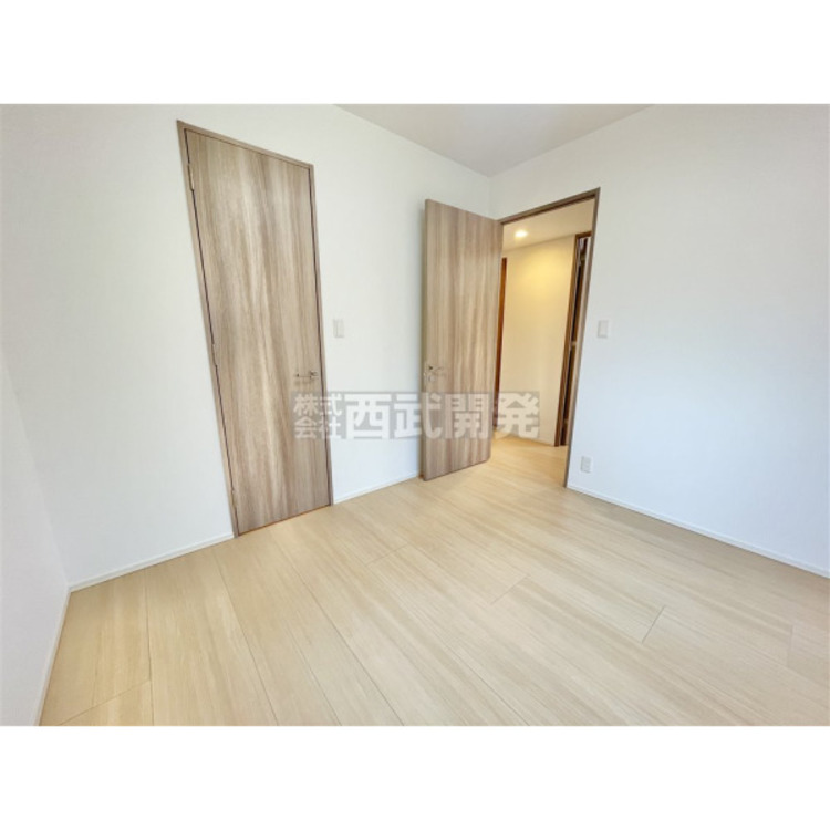 内装 洋服などをすべて収納して室内空間は広々快適