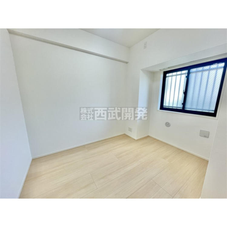 内装 明かり取りの窓が一つあるだけでお部屋の印象がぐっと変わります。細やかな気遣いが感じられるこだわりですね。