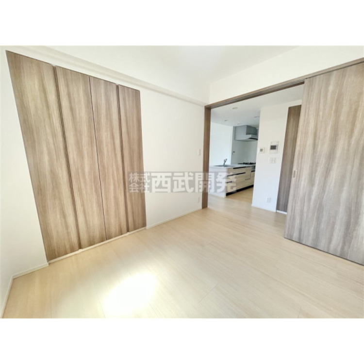 内装 部屋にはクローゼットがございます。収納が多いお家はすっきりして快適空間です。