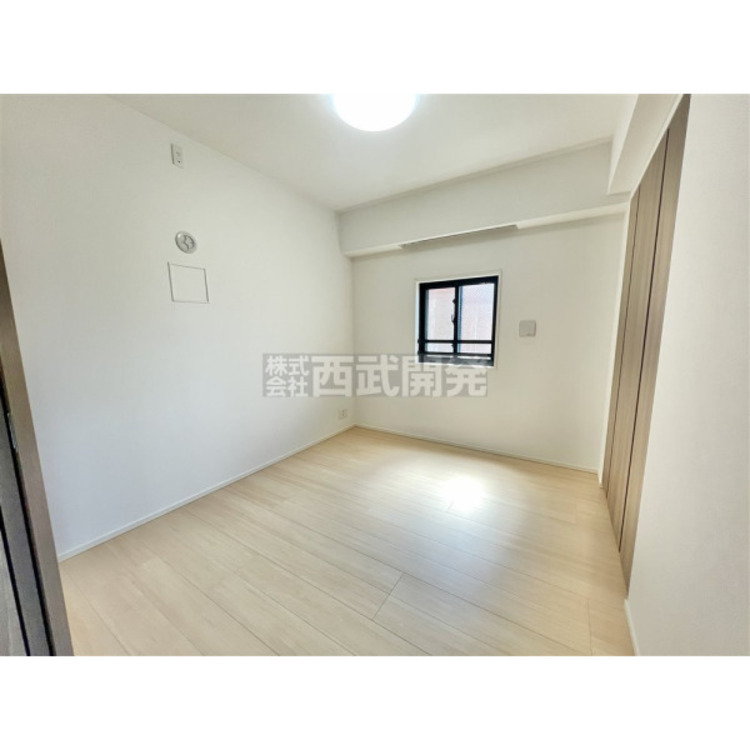 内装 明かり取りの窓が一つあるだけでお部屋の印象がぐっと変わります。細やかな気遣いが感じられるこだわりですね。