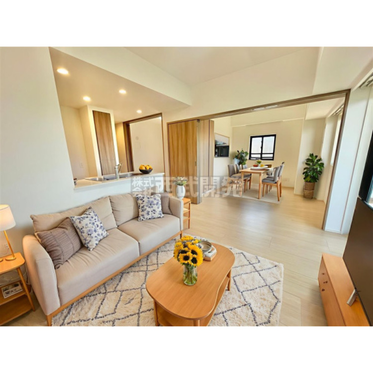 居間 配置してある家具や小物はCGによるイメージです/床暖房付きのＬＤＫは自然と家族が集まる空間になります。風を起こすことなく部屋を暖めるので、お肌にも優しい暖房設備です。