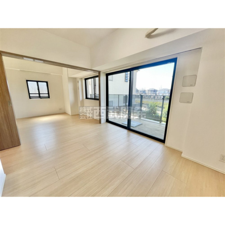 居間 柔らかな光が射し込む家族団らんのＬＤＫ