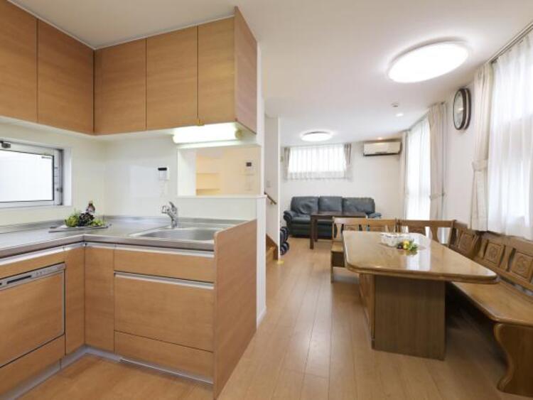 居間 ソファーやダイニングテーブルを置いてもゆとりあるＬＤＫ。家族みなさんで寛げる空間をぜひ現地で体感してみてください。