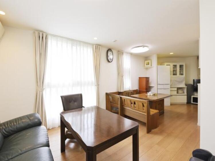 居間 ゆとりあるリビングは、お子さんが小さい方には遊べるスペースとしてご利用するのもいいですね。