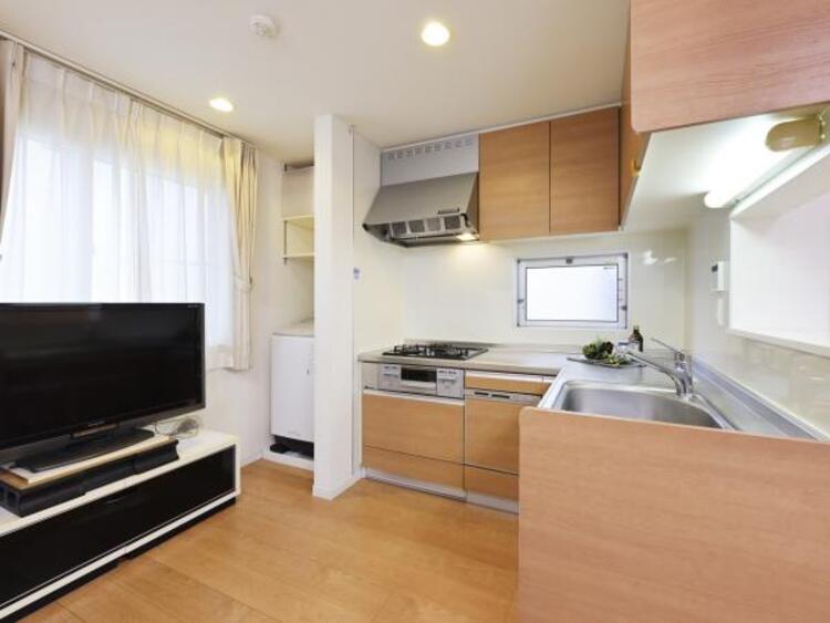 キッチン 広々キッチンは2人で立っても窮屈さを感じさせません。お休みの日にご家族みんなでお料理を楽しめます。