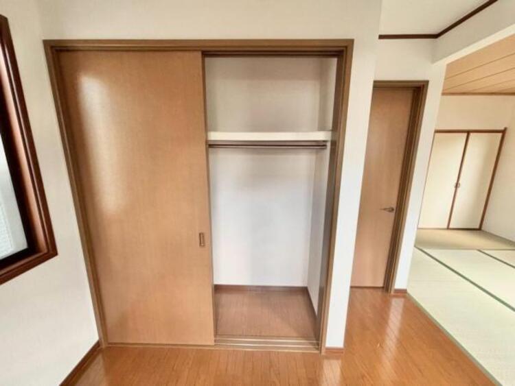 収納 クローゼットは棚やハンガーパイプが付いた使いやすい設計。収納BOXなどもスッキリ収納できます。普段使わない季節用品やトランクなど、大きなものもラクラク収納できます。