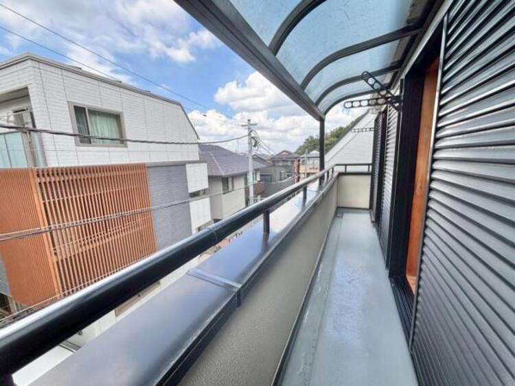 バルコニー 風の通り道。舞い込んでくる風が優しく躍り、室内に爽やかな空気を運んでくる。そこに季節の息吹を感じて、いまがどんな季節なのかを実感する。