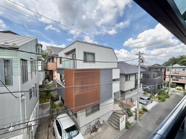 その他 青い空が映えるホワイトカラーのバルコニーを南と西に設置。時間により干す場所を変え、洗濯物を効率良く乾かせます。ふと外を見た時に気持ちを高揚させてくれる開放感も魅力的です。