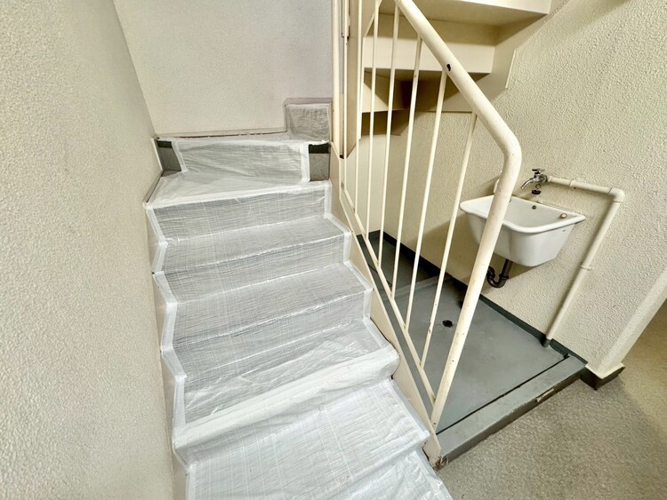 その他 共用部の階段です。明るく清潔に管理されています。