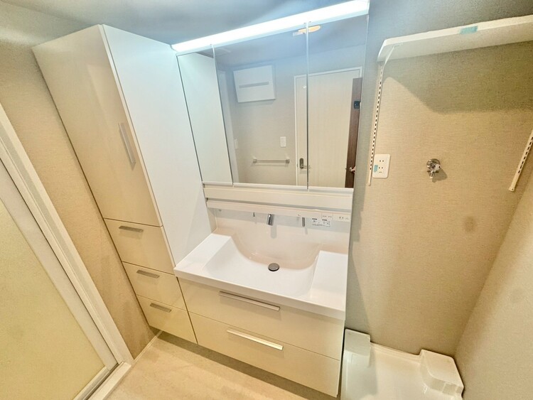 その他 清潔感を感じられる洗面化粧台。