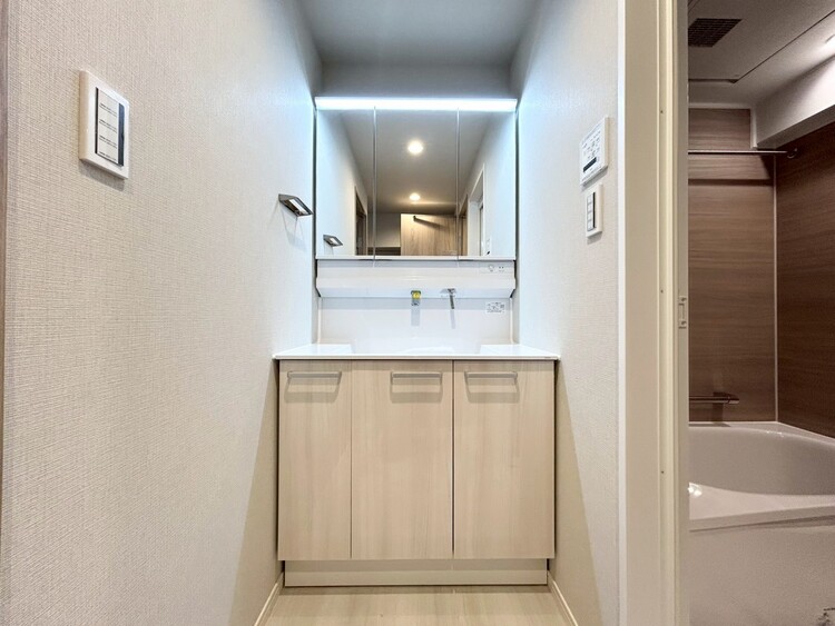 その他 清潔感を感じられる洗面化粧台。