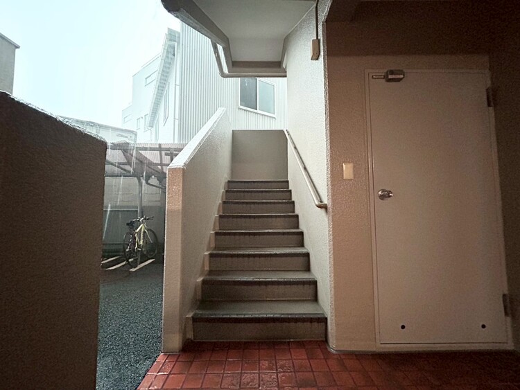 その他 共用部の階段です。明るく清潔に管理されています。