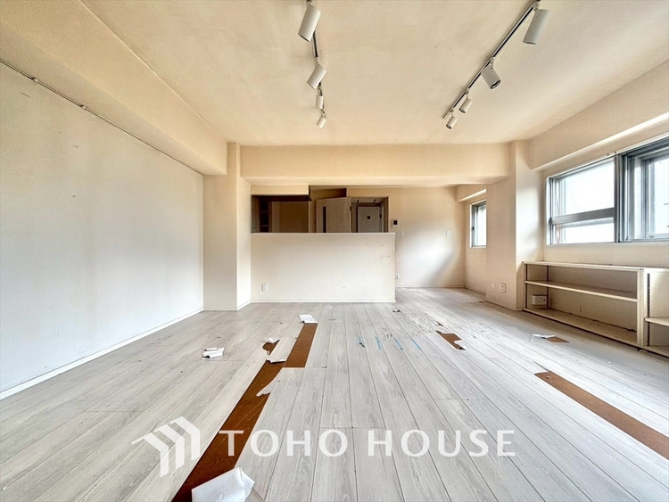 内装 《改装中》居心地のいい暮らしには欠かせない眩い採光。ゆったりとした幅の窓からこの空間に降り注ぐ採光が絶えない。明るいリビングこそ居心地のいい暮らしが待っているのだと思う。