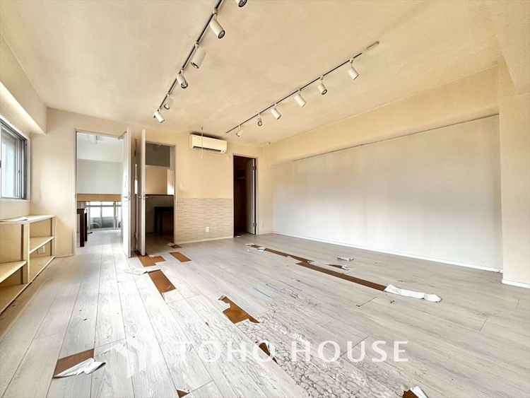 内装 《改装中》叶えたかったのは落ち着きのあるナチュラルな風合い、そして開放感があるリビング。優雅な気分に浸れる幸せな時間を家族が自然と集まりたくなるこの空間で。