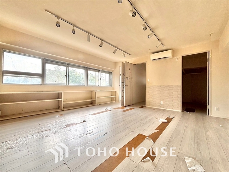 内装 《改装中》◆サンサンと◆差し込む太陽の光がこのリビングに笑いをもたらす。ソファの上のクッションがポカポカした暖気にぬくぬくと微睡んでいる。